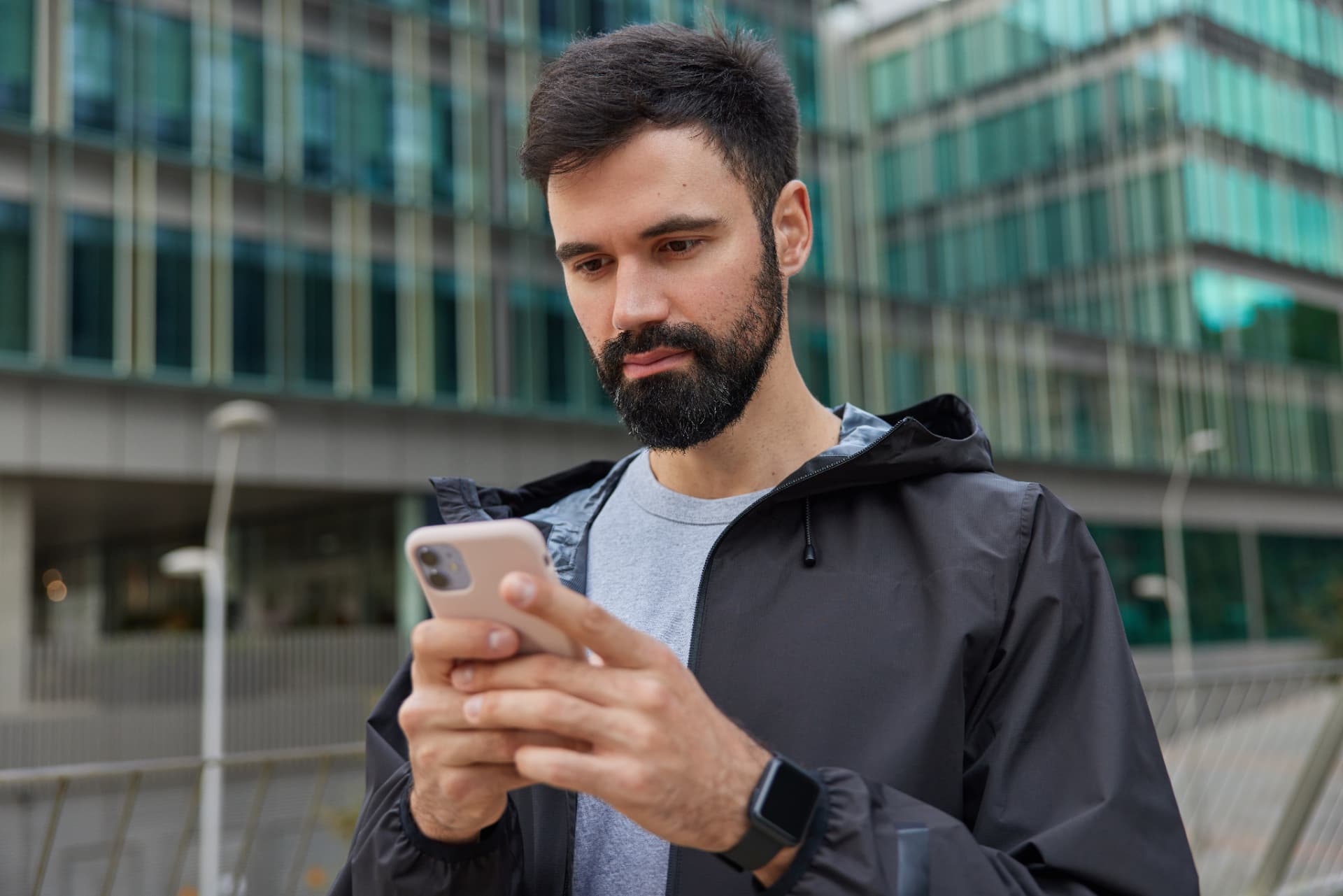 En man i stan som kollar sina låneerbjudanden i telefonen.